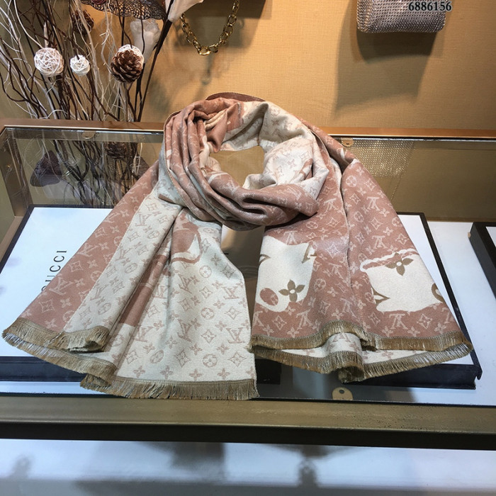 l**is V*t*n scarf