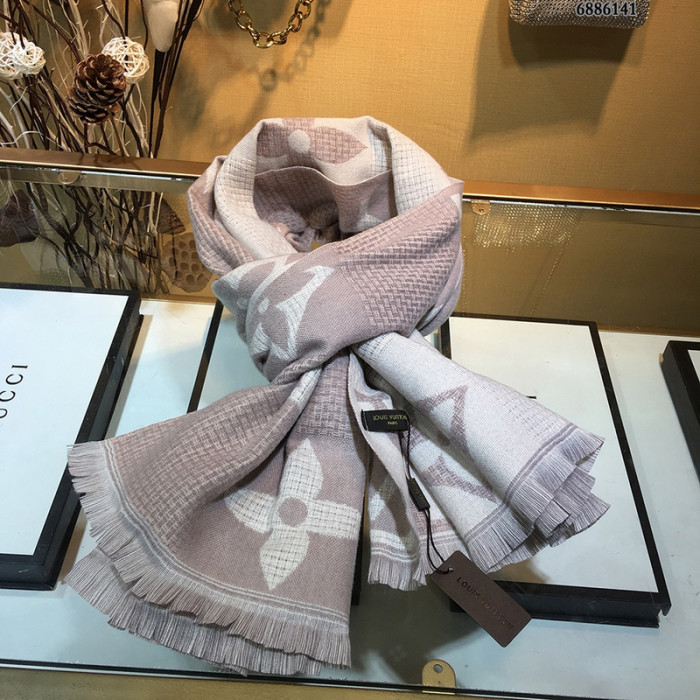 l**is V*t*n scarf
