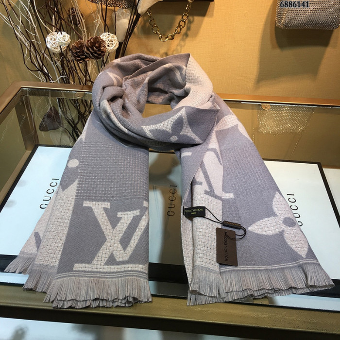 l**is V*t*n scarf