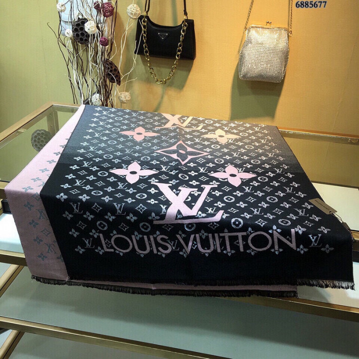 l**is V*t*n scarf