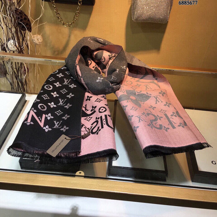 l**is V*t*n scarf