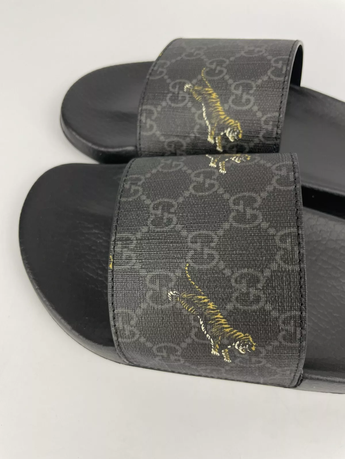 G*u*i sandal