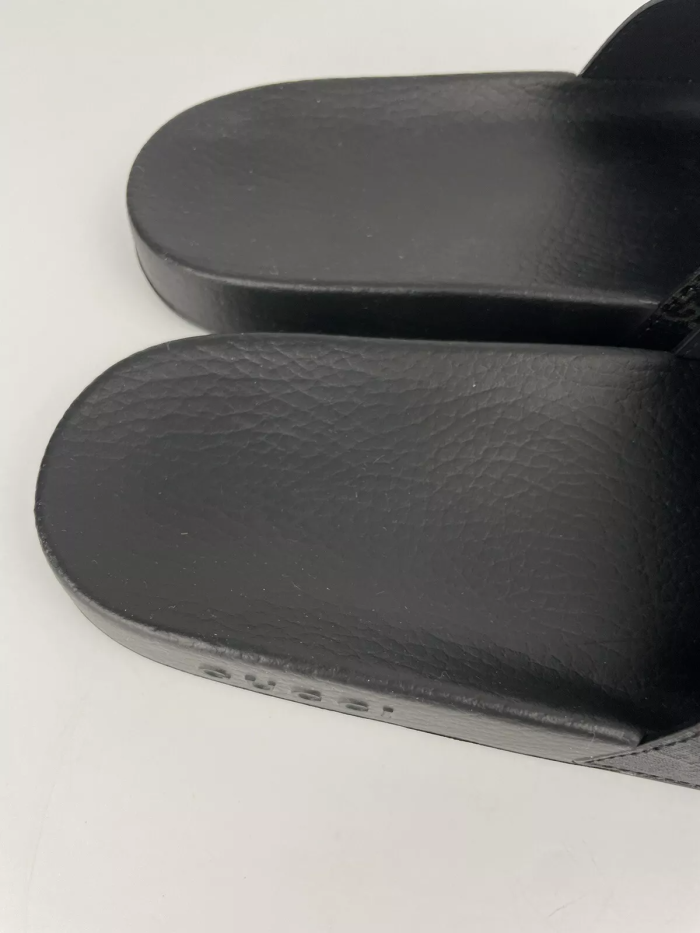 G*u*i sandal